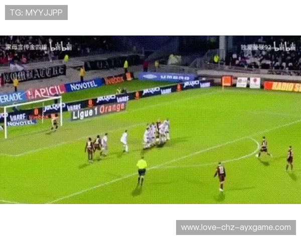 足球友赛凌空打门令人意想不到：激情与惊喜的完美结合